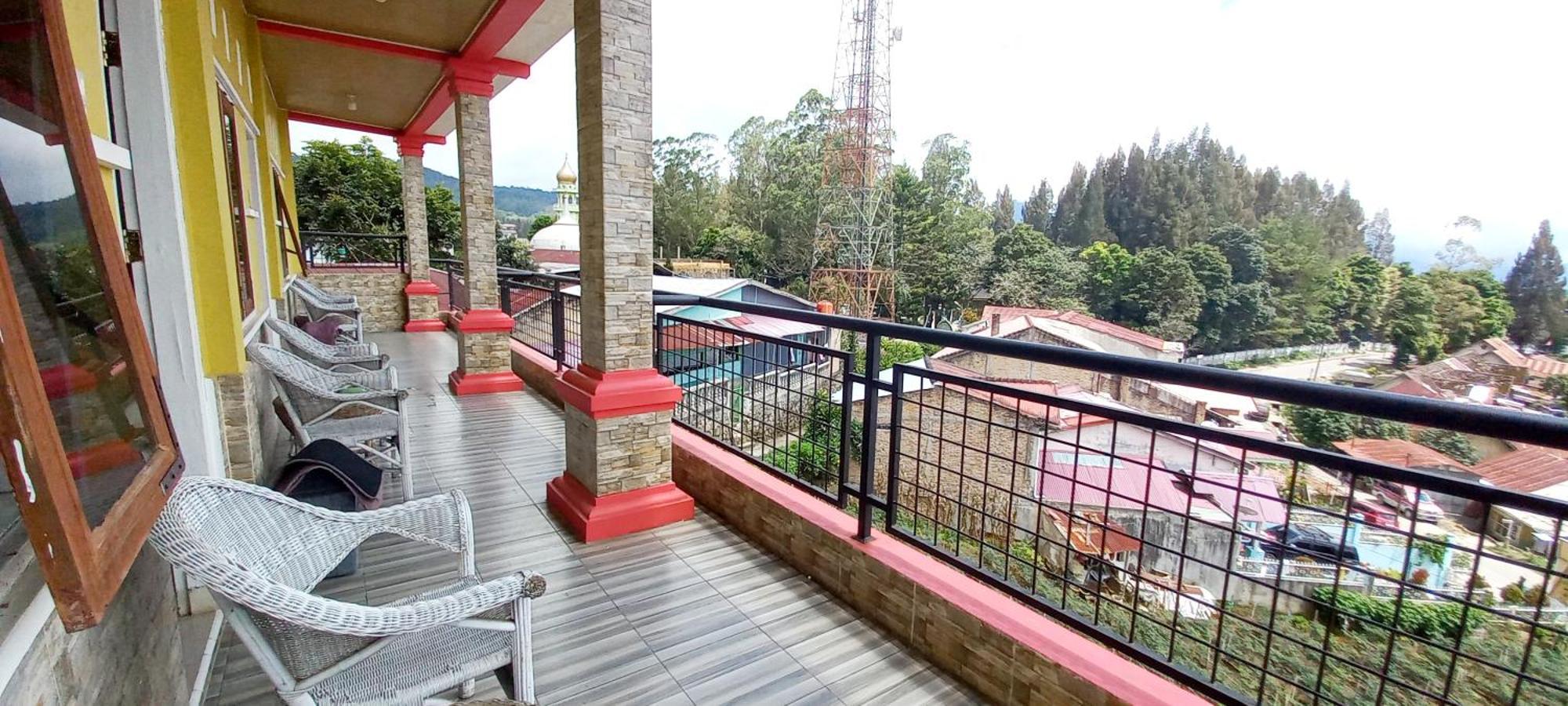 Welcome To Wisma Sunrise Guest House 10 Minutes By Walking To The Big Fruit Market Berastagi Dış mekan fotoğraf