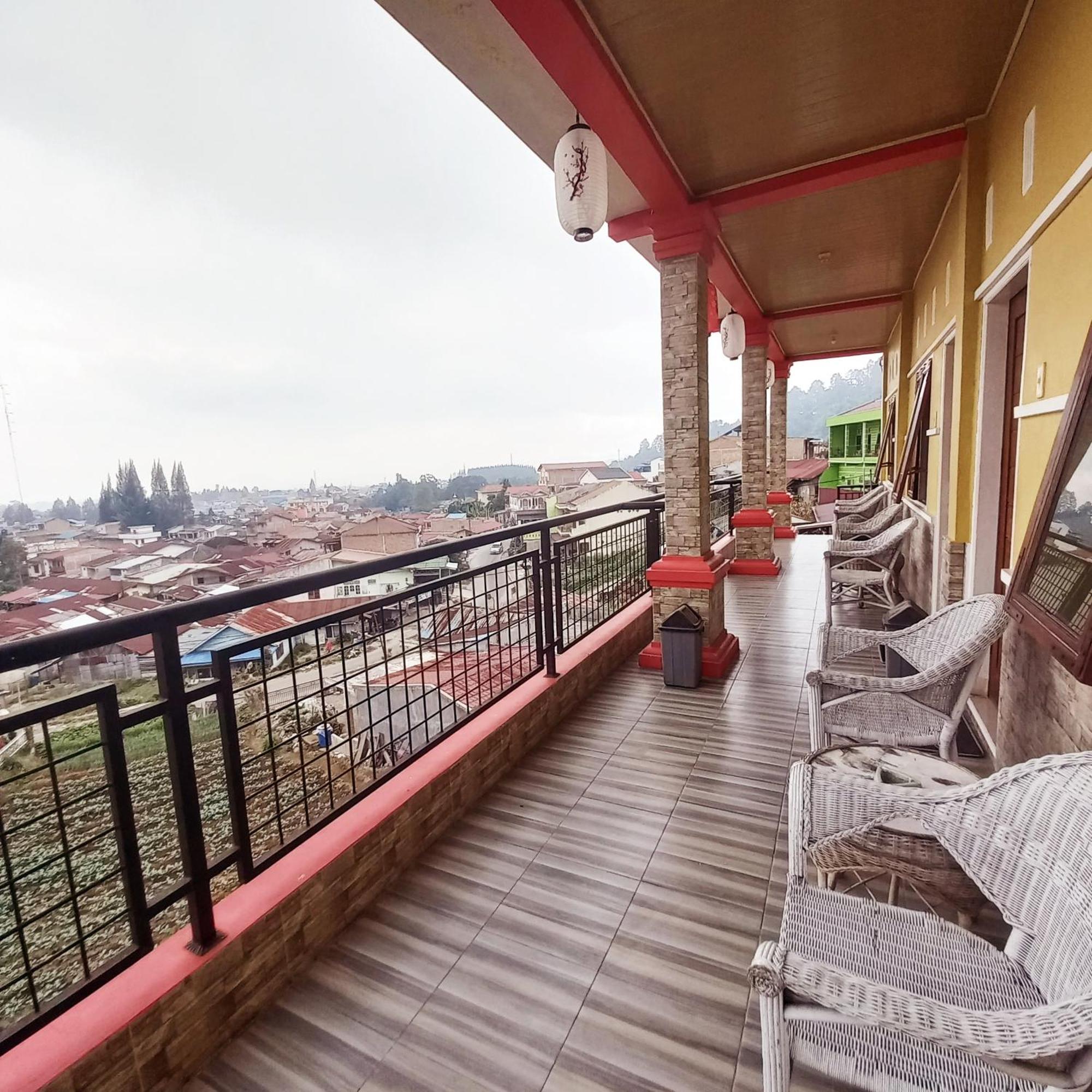 Welcome To Wisma Sunrise Guest House 10 Minutes By Walking To The Big Fruit Market Berastagi Dış mekan fotoğraf