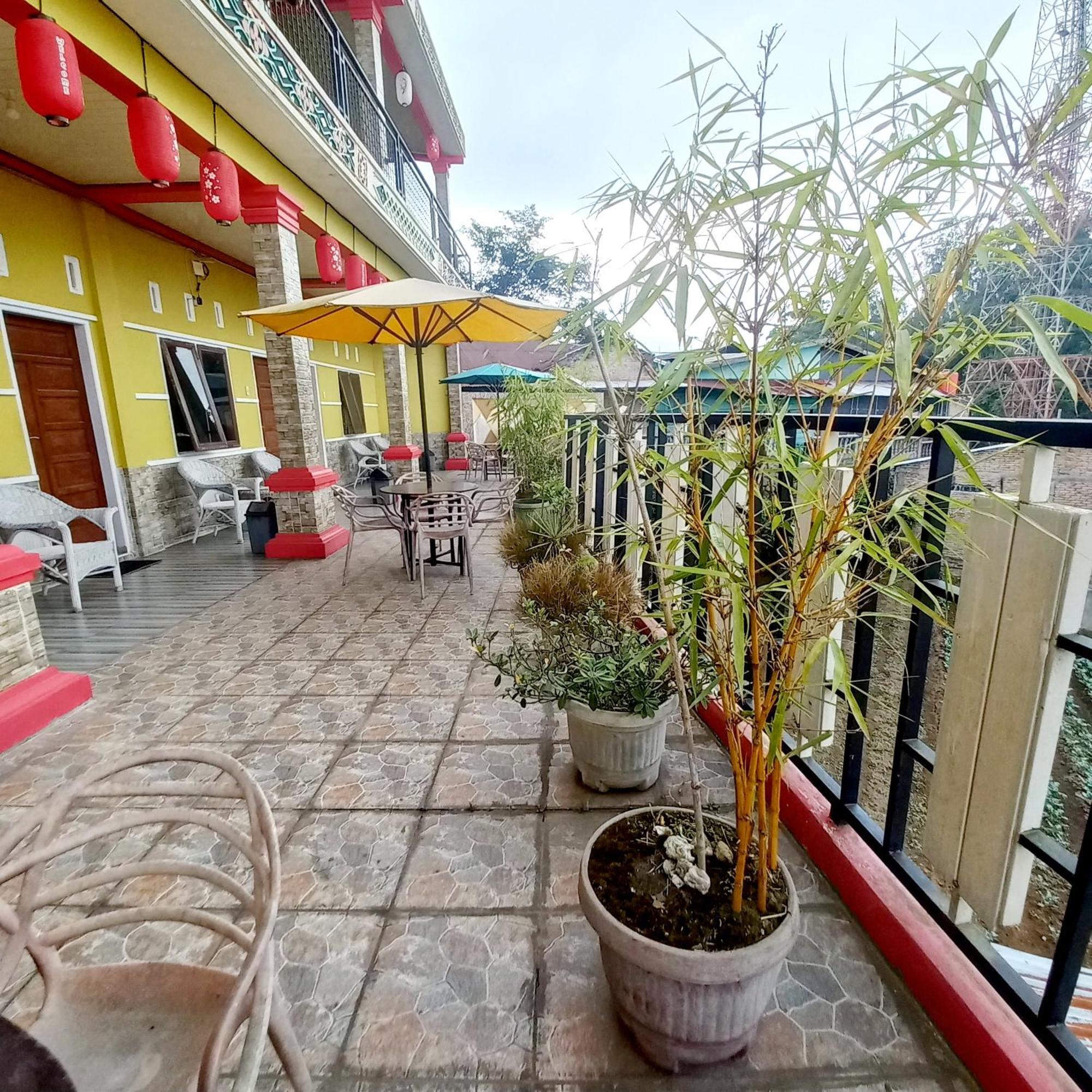 Welcome To Wisma Sunrise Guest House 10 Minutes By Walking To The Big Fruit Market Berastagi Dış mekan fotoğraf