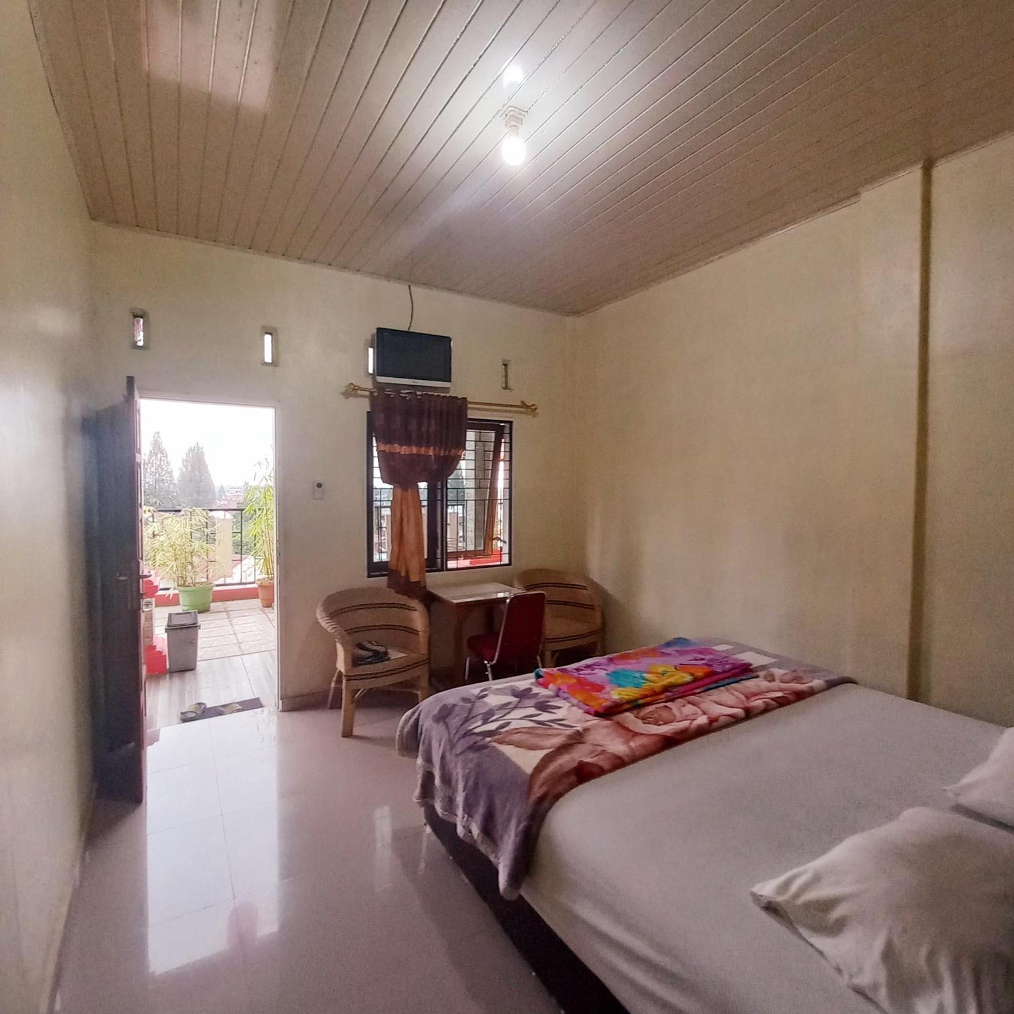 Welcome To Wisma Sunrise Guest House 10 Minutes By Walking To The Big Fruit Market Berastagi Dış mekan fotoğraf