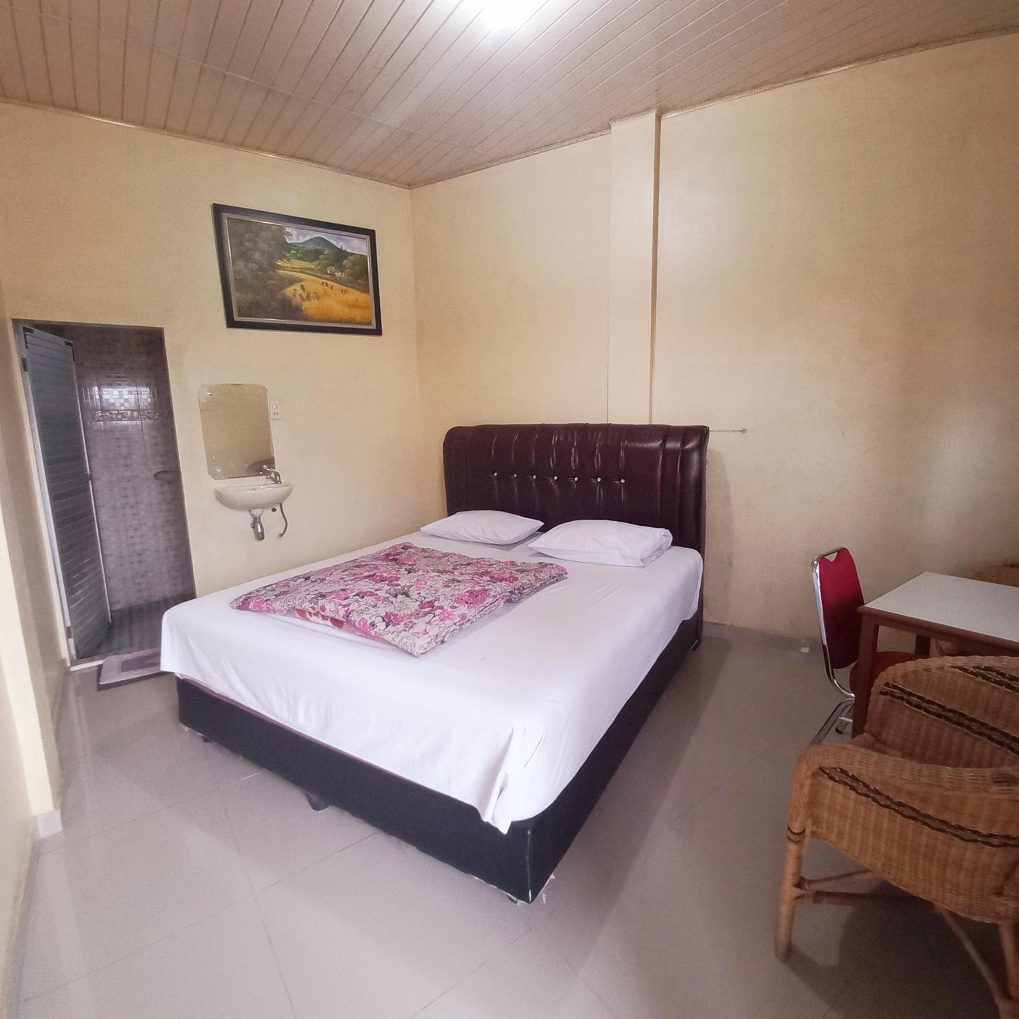 Welcome To Wisma Sunrise Guest House 10 Minutes By Walking To The Big Fruit Market Berastagi Dış mekan fotoğraf